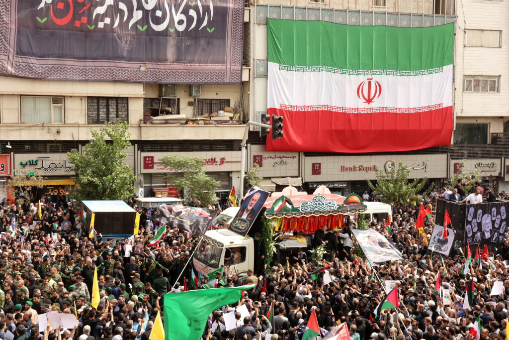 8月1日、テヘランで行われたハマス指導者イスマイル・ハニヤ氏の葬列に参加するイラン人(AFP=時事)