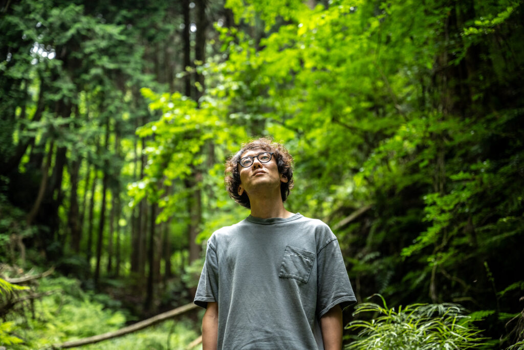 資本主義が気候変動の根本原因であり、地球を救うためには成長を追い求めるのをやめるべきだという斎藤氏の主張は、世界第4位の経済大国で共感を呼んでいる。(AFP=時事)