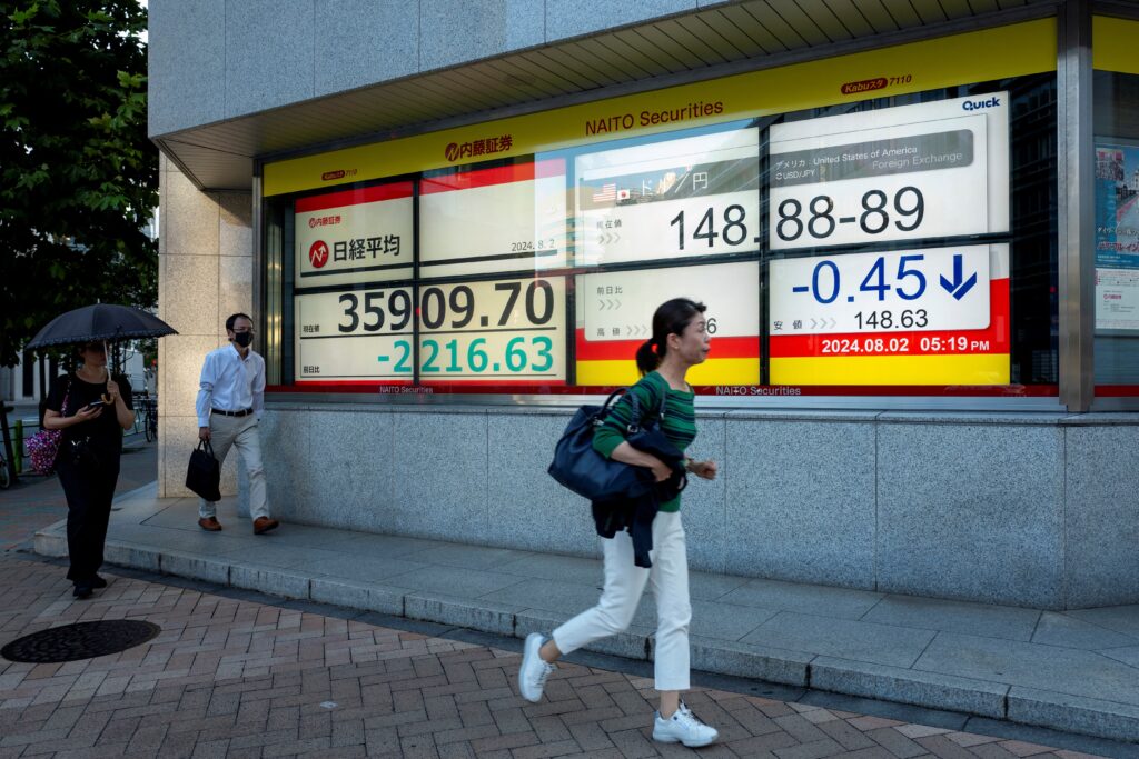 2日の日経平均株価の下げ幅は、米国など世界的な株価大暴落「ブラックマンデー」の影響を受けた1987年以来2番目の大きさとなった。(AFP)