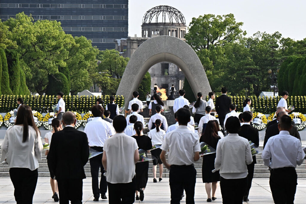 2024年8月6日、広島市の平和記念公園で行われた世界初の原爆投下から79年の平和記念式典で献花する代表者たち。(AFP=時事)