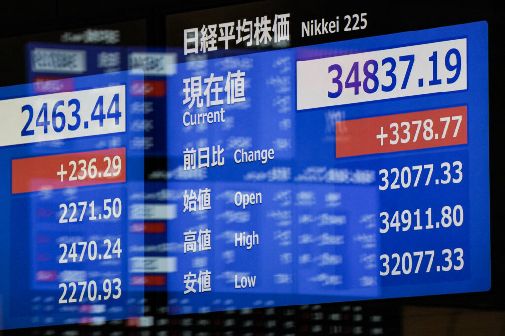 2024年8月6日、東京証券取引所で株価を表示する電子掲示板。(AFP＝時事)