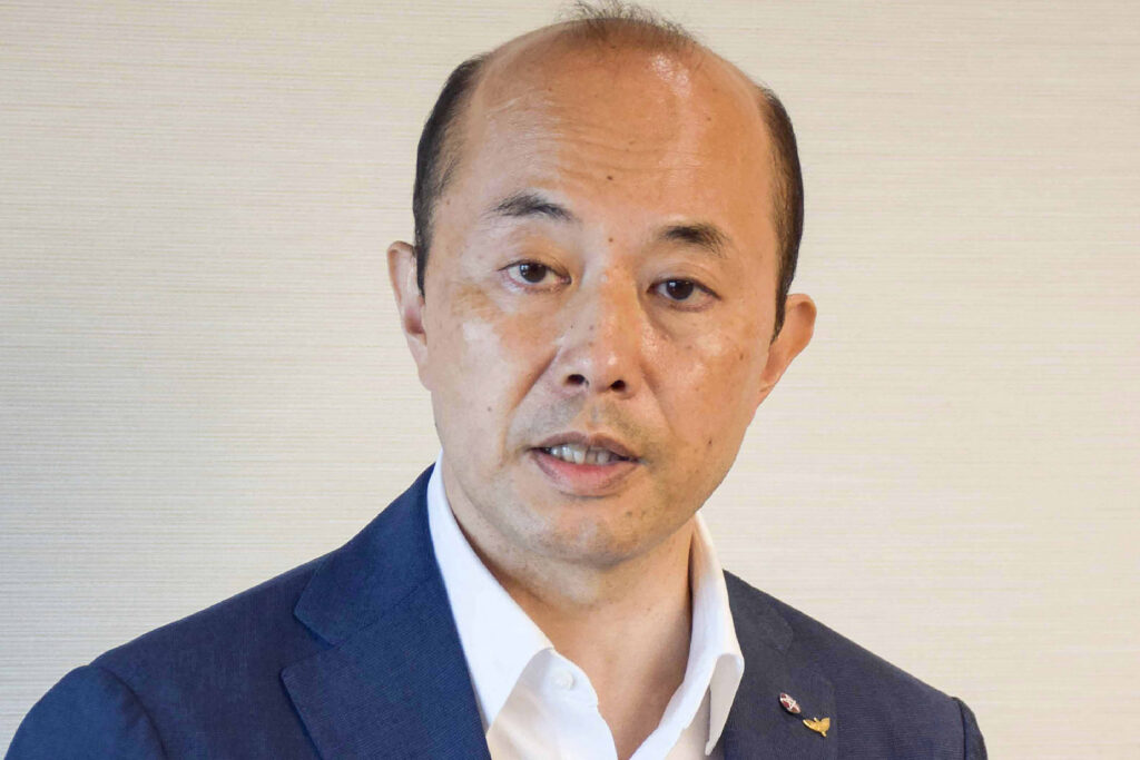 原爆投下79周年追悼式典の前日、長崎市役所で取材に応じる鈴木史朗市長（2024年8月8日撮影）。 (AFP＝時事)