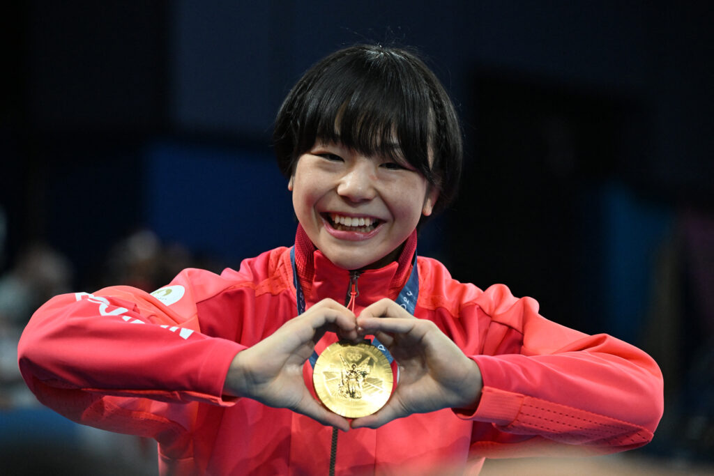 8月8日、レスリング女子フリースタイル53kg級の贈呈式後、メダルを手にポーズをとる金メダリストの藤波朱里（AFP＝時事）。