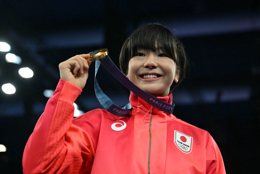 8月8日、レスリング女子フリースタイル53kg級の贈呈式後、メダルを手にポーズをとる金メダリストの藤波朱里（AFP＝時事）。
