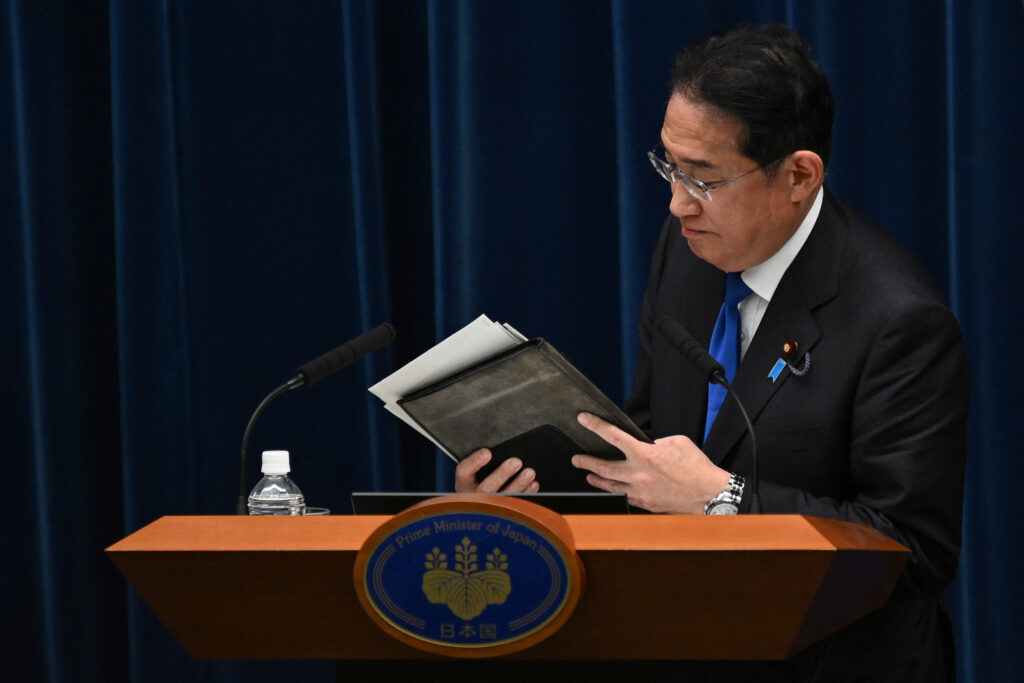 首相は午前の閣僚懇談会後、総裁選への立候補を検討する閣僚に向けて「気兼ねなく職務に支障のない範囲で堂々と論戦を行ってほしい」と語った。(AFP)