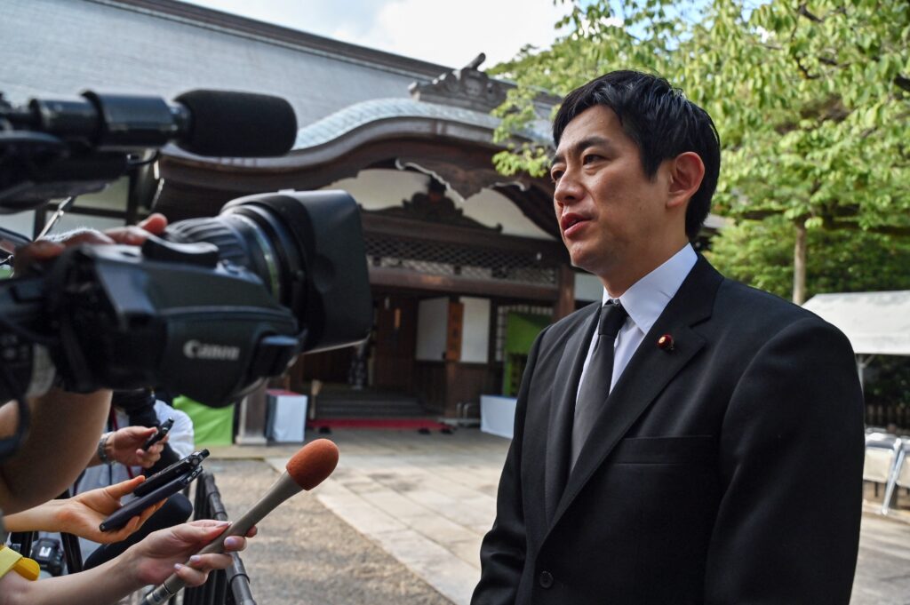 2024年8月15日、東京の靖国神社を参拝し、取材に応じる自民党の小林鷹之議員（戦後79年）。(AFP)