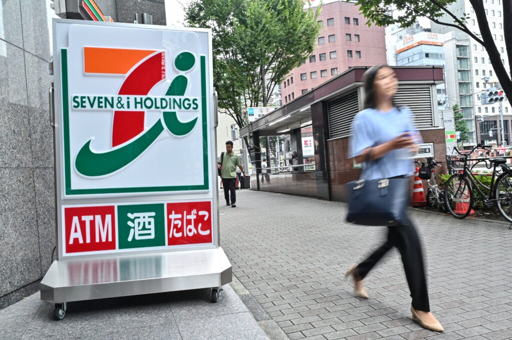 日本のセブン-イレブンにおける最近のイノベーションのひとつは、工場で冷凍されたパンに新しい解凍プロセスを用いることで、より新鮮な味のパンを店舗に導入したことだ。(AFP=時事)