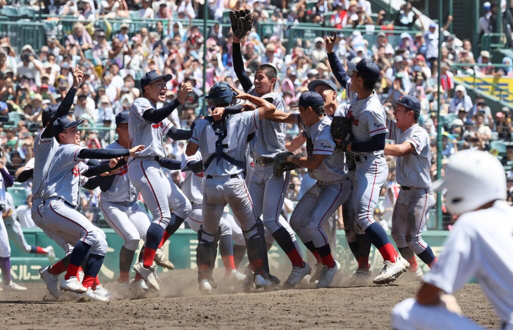 西宮市の甲子園球場で2週間にわたって行われた全国高校野球選手権大会最終日、決勝戦で関東第一(東東京)に2-1で競り勝ち、延長戦を制した京都国際(国際)のメンバー。(AFP=時事)