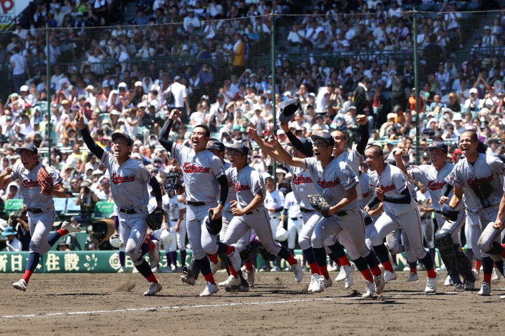 西宮市の甲子園球場で2週間にわたって行われた全国高校野球選手権大会最終日、決勝戦で関東第一(東東京)に2-1で競り勝ち、延長戦を制した京都国際(国際)のメンバー。(AFP=時事)
