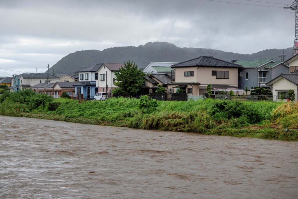 8月30日、平塚市にて、台風12号の影響で濁流となった金目川。(AFP＝時事）