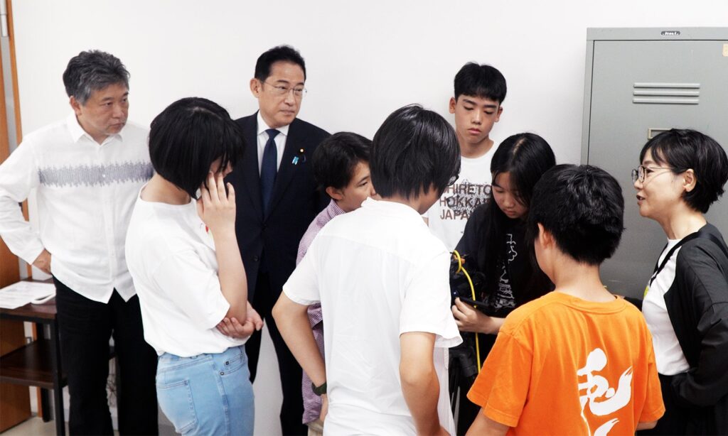 視察後、首相は記者団に、映画産業振興の司令塔として官民で組織する「映画戦略企画委員会」の初会合を９月上旬にも開催すると発表した。(AFP)
