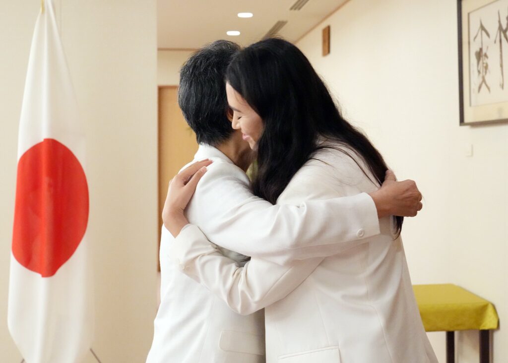 2024年8月22日、ノア・アルガマニさんと抱き合う上川外務大臣。(外務省)