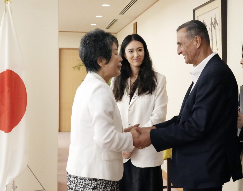 2024年8月22日、ヤコブ・アルガマニ氏と娘のノアさんと面会した上川外務大臣。(外務省)