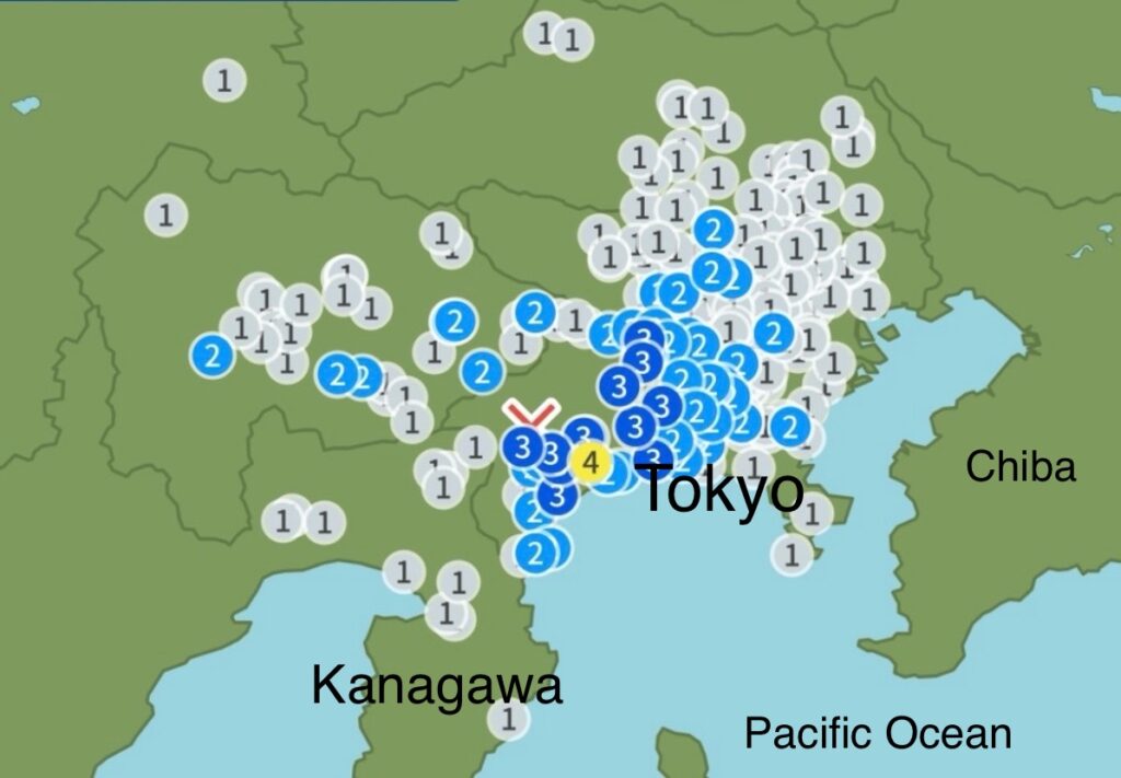 気象庁は、震度5程度の地震が今後も発生する可能性があるとして注意を呼びかけている。(AFP)