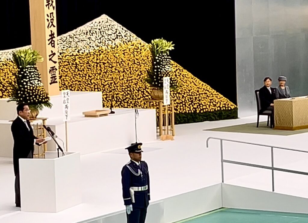 第二次世界大戦で命を落とした300万人のために、天皇陛下と岸田文雄首相が祈りを捧げた。(ANJ)