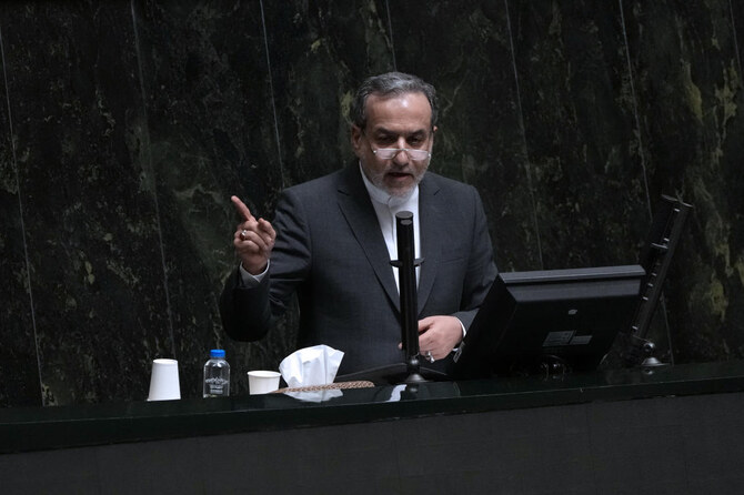 上：2024年8月18日、テヘランで開かれた国会で演説するアッバス・アラグチ外相候補。(AP)