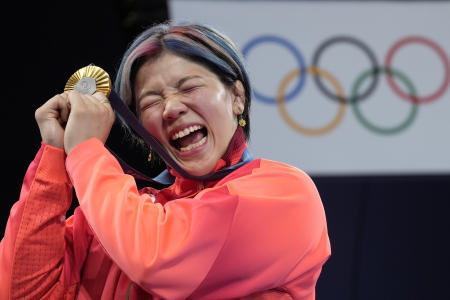 2024年夏季オリンピックのレスリング女子フリースタイル72kg級の優勝セレモニーで金メダルを手に喜ぶ日本の鏡味由香（2024年8月11日日曜日、フランス・パリ、シャン・ド・マルス・アリーナにて）。(AP)