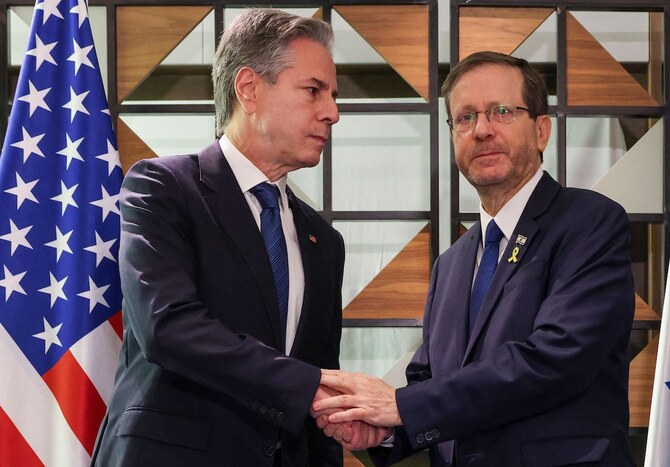 アントニー・ブリンケン米国務長官(左)とイスラエルのイサク・ヘルツォグ大統領(2024年8月19日、テルアビブで)。(AFP)