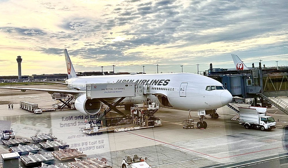 東京にある空港に駐機する飛行機。(ANJ)