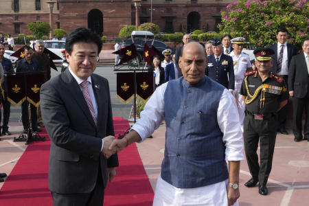インドのラジナート・シン国防大臣（右）は、日本の木原稔外相をニューデリーで出迎えた（2024年8月20日火曜日）。(AP)