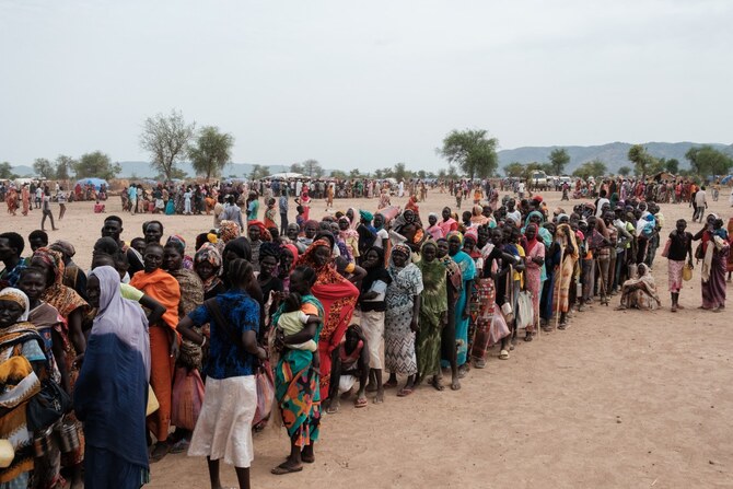 2024年6月17日、南コルドファンのアガリにある国内避難民(IDP)向けキャンプで、食料援助が届く可能性があると登録するために並ぶ人々。(AFP=時事)
