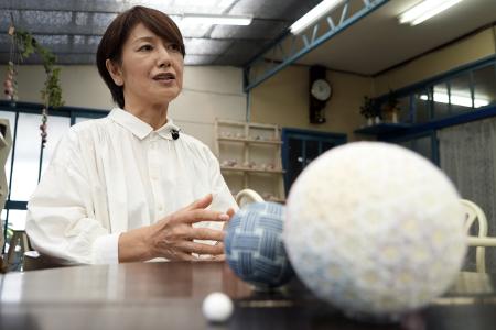 日本の伝統工芸である讃岐かがり手毬の名人、荒木栄子さんは2024年9月5日、香川県河原町の工房でAP通信の取材に応じた。 (AP)
