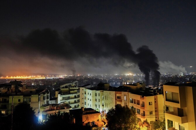 2024年9月28日土曜日、レバノンのベイルート南部郊外で、イスラエルの空爆により煙が上がる。(AP通信)