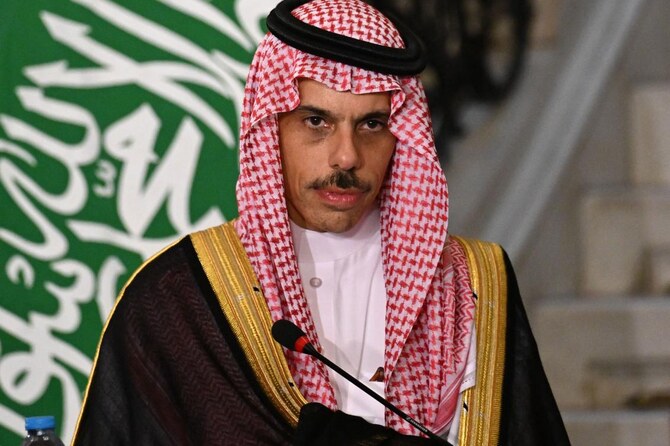 カイロ中心部のタハリール宮殿でエジプト側と共同記者会見するサウジアラビアのファイサル・ビン・ファルハーン外相（2024年9月10日撮影）。(AFP＝時事）