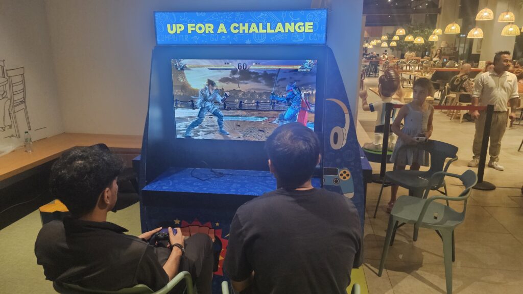 パジャマをテーマにしたくつろいだ雰囲気の中でビュッフェが始まり、ビデオゲームやボードゲームを楽しんだ。(提供)