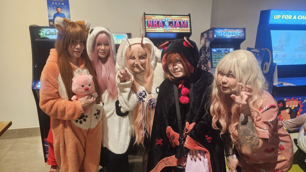 パジャマをテーマにしたくつろいだ雰囲気の中でビュッフェが始まり、ビデオゲームやボードゲームを楽しんだ。(提供)
