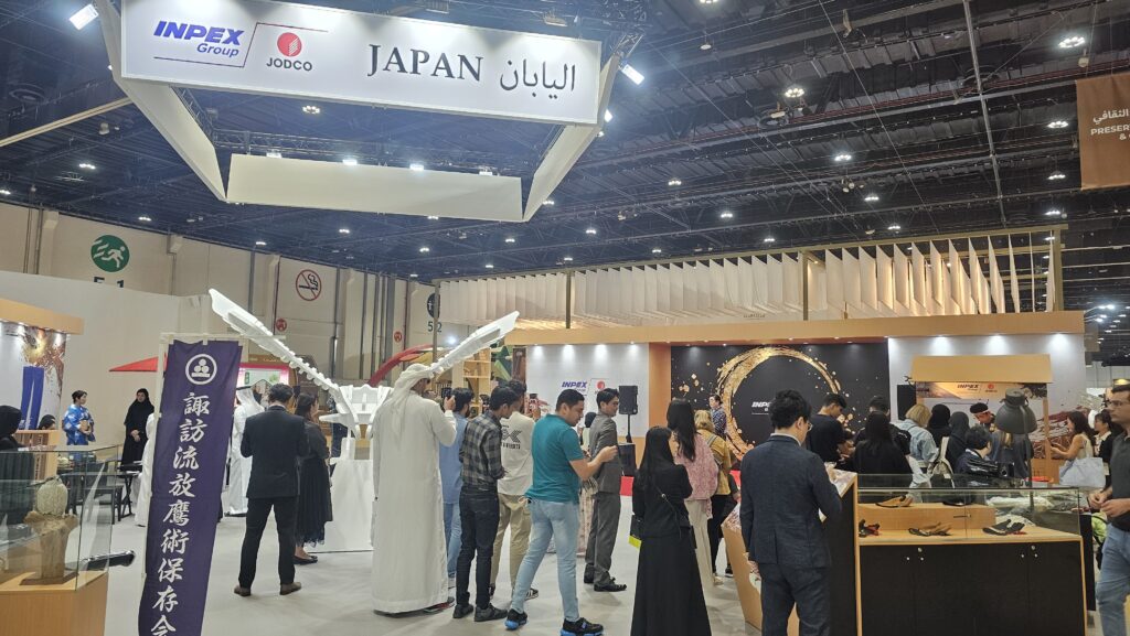 JODCO INPEXは、ADIHEX 2024に、鷹狩りのショーや鷹狩りの道具作りから茶道や音楽演奏まで、伝統的な見せ物を披露することで、本物の素晴らしい日本の感覚をもたらした。(提供)