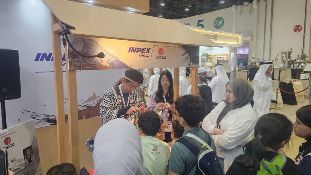 JODCO INPEXは、ADIHEX 2024に、鷹狩りのショーや鷹狩りの道具作りから茶道や音楽演奏まで、伝統的な見せ物を披露することで、本物の素晴らしい日本の感覚をもたらした。(提供)