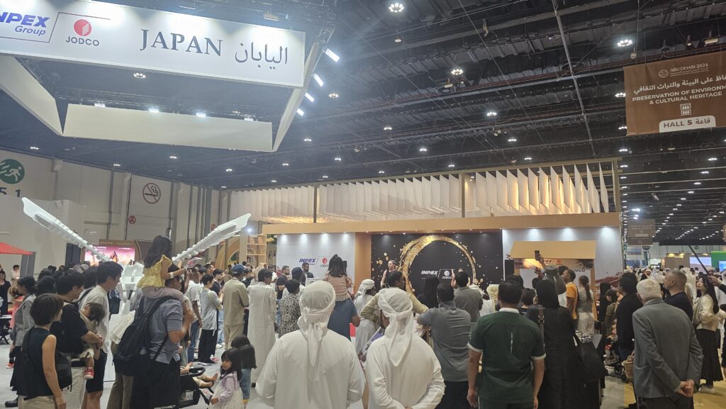 JODCO INPEXは、ADIHEX 2024に、鷹狩りのショーや鷹狩りの道具作りから茶道や音楽演奏まで、伝統的な見せ物を披露することで、本物の素晴らしい日本の感覚をもたらした。(提供)