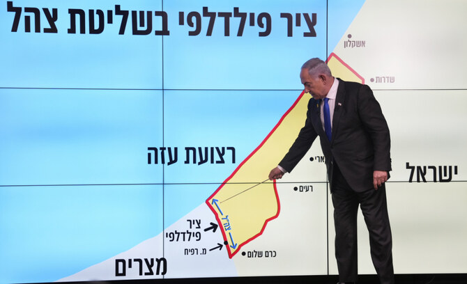 イスラエルのベンヤミン・ネタニヤフ首相は、ガザ地区の地図の前に立ち、イスラエルはエジプトとの国境沿いの戦略的地域である「フィラデルフィア回廊」の支配権を保持しなければならないと、2024年9月2日月曜日、エルサレムでの記者会見で視聴者に語った。(AP)