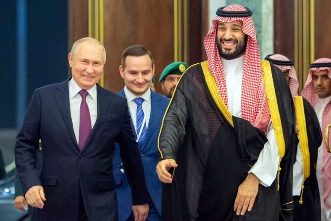 2023年12月6日、王国を訪問中のロシアのプーチン大統領を歓迎するサウジアラビアのムハンマド・ビン・サルマン皇太子。(SPA via AFP)