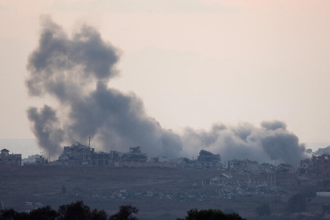 イスラエルとハマスが対立する中、イスラエルとガザの国境から見えるガザでの爆発後に立ち上がる煙（2024年9月3日撮影）。(ロイター）