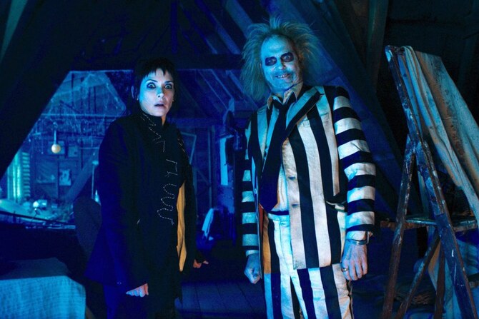 ビートルジュース Beetlejuice」のウィノナ・ライダーとマイケル・キートン。提供