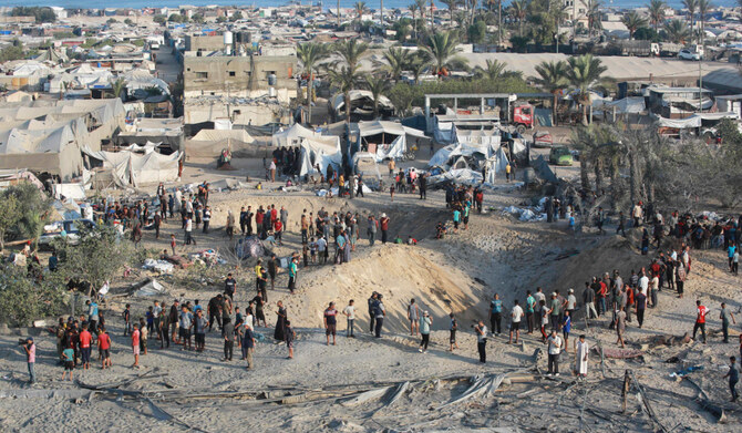 2024年9月10日、イスラエルとパレスチナ過激派組織ハマスとの間で戦争が続く中、ガザ地区のハーン・ユーニス(Mawasi Khan Yunis)にある即席の避難キャンプをイスラエル軍が攻撃した現場で、被害状況を視察するパレスチナ人。(AFP=時事)