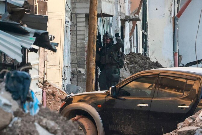 ヨルダン川西岸地区で1週間前に大規模な軍事攻撃が開始された中、トゥルカレムキャンプに突入したイスラエル軍兵士。(ファイル/AFP)