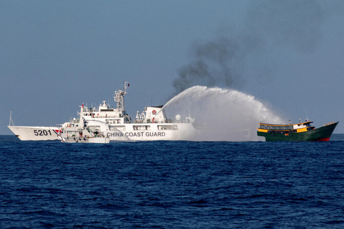 2024年3月5日、南シナ海の第2トーマス浅瀬で補給任務に向かうフィリピンの補給艦「ウナイザ・メイ4」に向けて放水銃を発射する中国沿岸警備隊の船。(ロイター)
