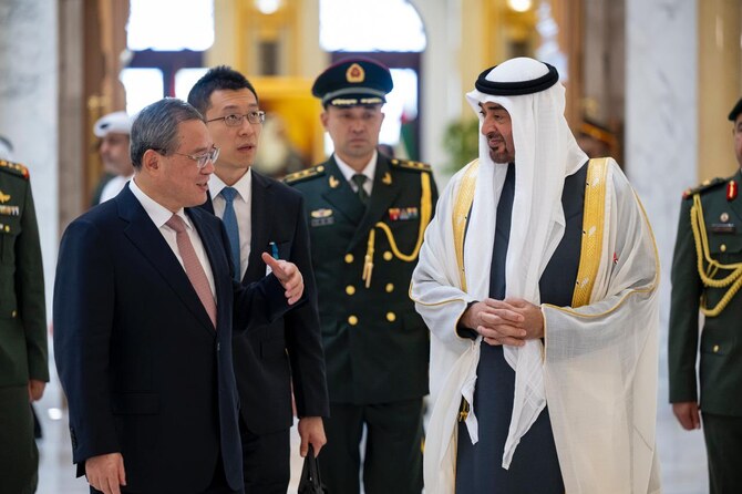 アラブ首長国連邦(UAE)の支配者ムハンマド・ビン・ザイードが木曜日、アブダビで中国の李強首相を迎えた。(WAM)