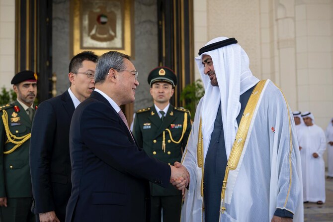 アラブ首長国連邦(UAE)の支配者ムハンマド・ビン・ザイードが木曜日、アブダビで中国の李強首相を迎えた。(WAM)