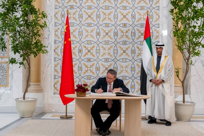 アラブ首長国連邦(UAE)の支配者ムハンマド・ビン・ザイードが木曜日、アブダビで中国の李強首相を迎えた。(WAM)