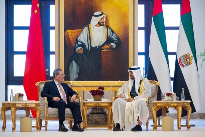アラブ首長国連邦(UAE)の支配者ムハンマド・ビン・ザイードが木曜日、アブダビで中国の李強首相を迎えた。(WAM)