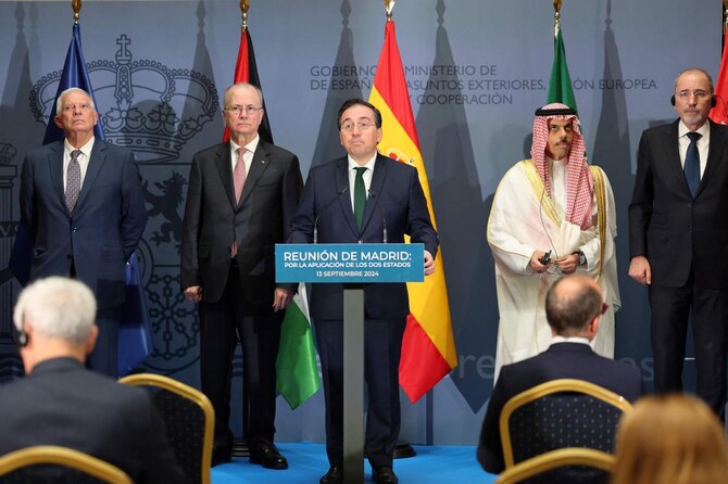 スペインのホセ・マヌエル・アルバレス外務担当国務大臣(中央)が記者会見で発言する。(左から)欧州連合(EU)のジョゼップ・ボレル外交政策責任者、パレスチナ自治政府のモハメド・ムスタファ首相、サウジアラビアのファイサル・ビン・ファルハーン王子、ヨルダンのアイマン・サファディ外相が、イスラエル・パレスチナ紛争の2国家解決策に関する会合後にマドリードで記者会見した。(AFP)