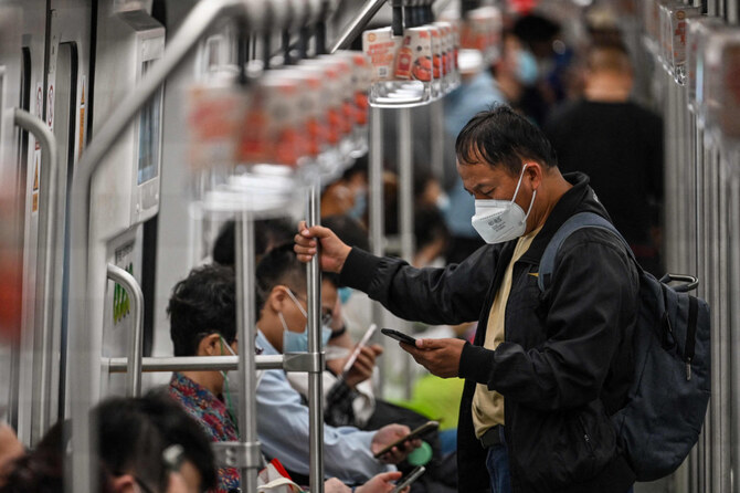 2022年9月20日、上海(中国)で電車に乗り込む人々。中国は迫り来る人口動態の危機と高齢化に直面している。(AFP)