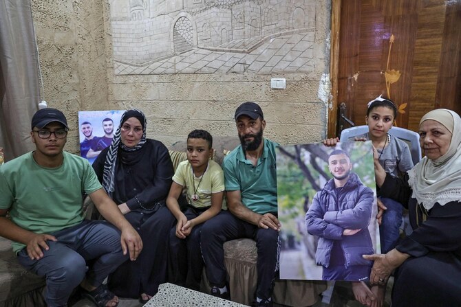 バラータ難民キャンプに対するイスラエルの空爆で死亡した18歳のワエル・マーシャさんの家族。(AFP)
