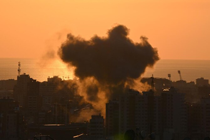 ベイルート南部郊外のShiyah地区でイスラエル軍の空爆があった現場から煙が上がる。(ファイル/AFP)