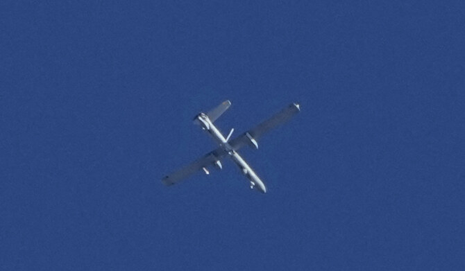 2024年9月29日日曜日、イスラエルの無人偵察機「ヘルメス450」がベイルート上空を飛行する。(AP通信)