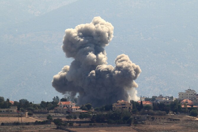 2024年9月30日、イスラエルがレバノン南部のキアム村を空爆した現場から煙が上がる。(AFP通信)